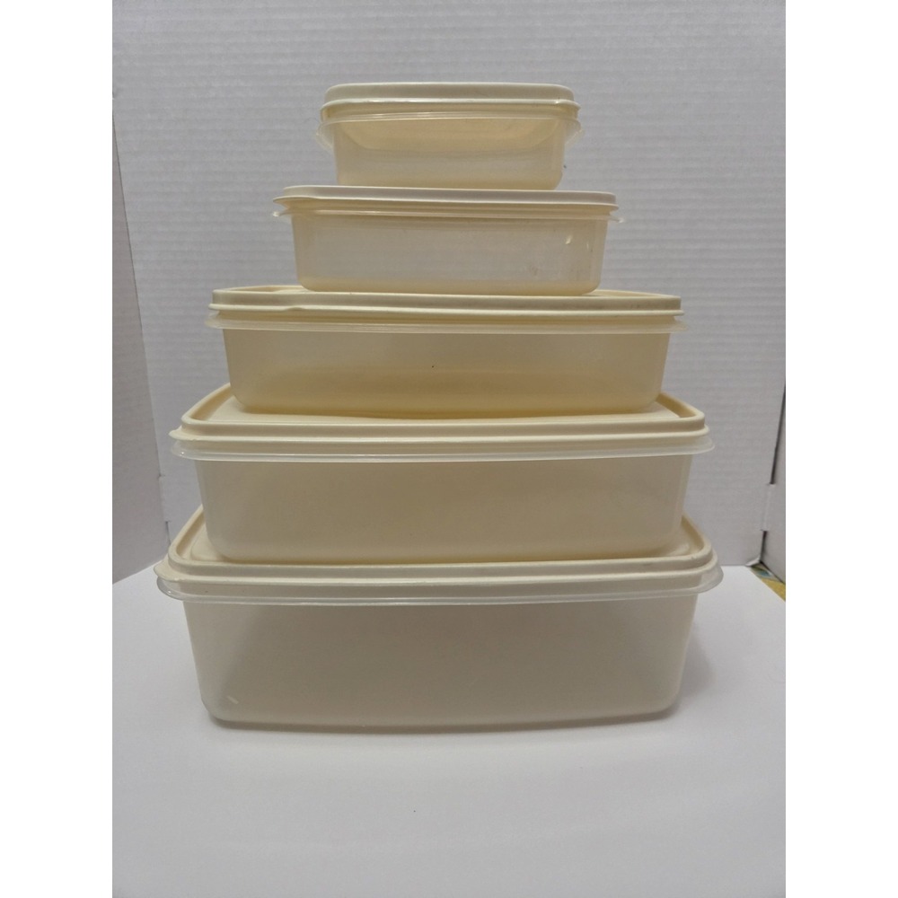 Lot of 5 Vintage  Rubbermaid Servin Saver Rectangle Containers Size Vary w/ Lids